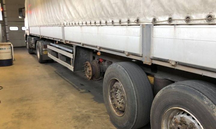 Белорус вез в колесах своего грузовика 7600 пачек сигарет