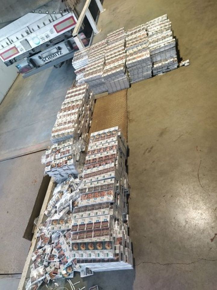 Белорус вез в колесах своего грузовика 7600 пачек сигарет