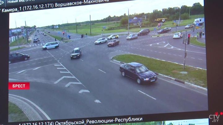 В Бресте на оживлённых перекрёстках установили «умную» систему управления светофорами. Что говорят водители?