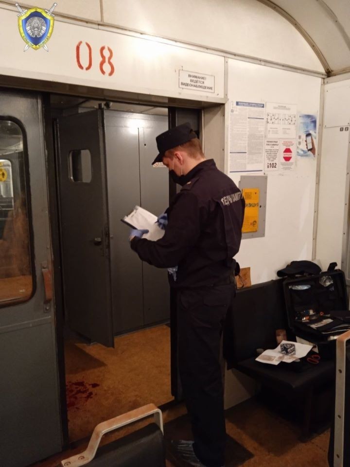В электричке Минск — Барановичи один пассажир всадил другому нож в горло. Пострадавший скончался