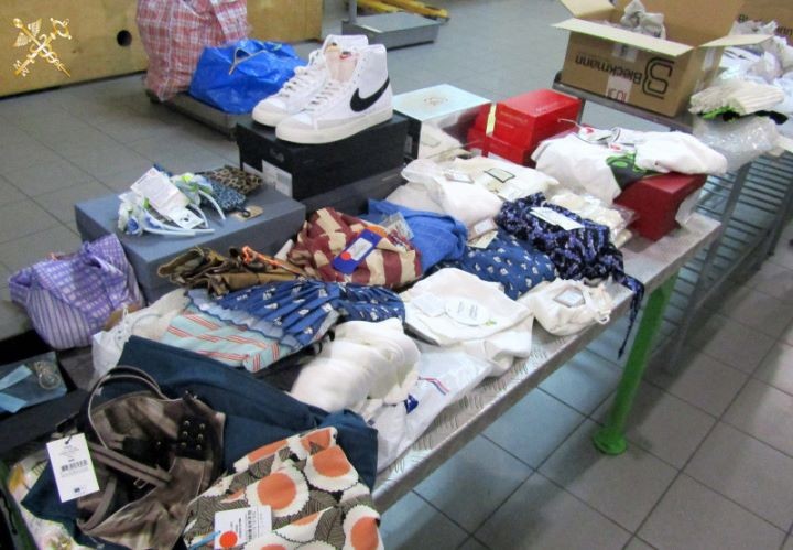 Одежда, обувь, бижутерия, посуда: контрабанду на 18 тысяч рублей изъяли у россиянина в пункте пропуска «Брест»