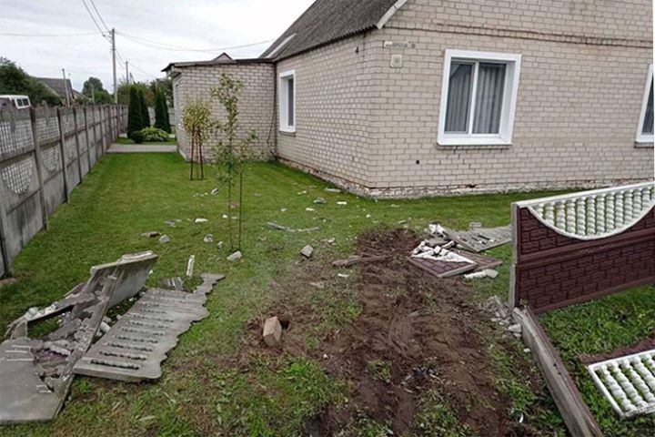 В результате вечернего ДТП в Кобрине один из «Фольксвагенов» пробил забор дома