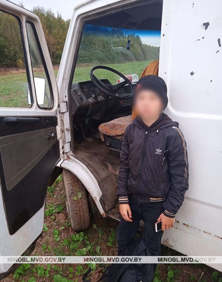 В Минской области 12-летние школьники угнали микроавтобус.
