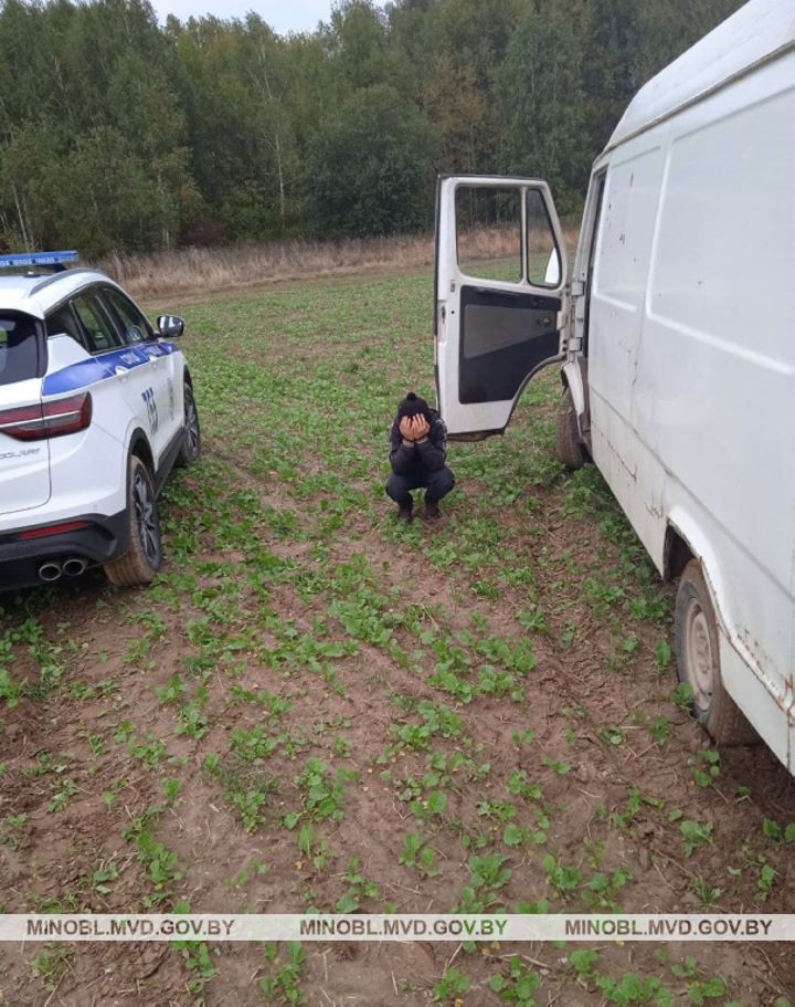 В Минской области 12-летние школьники угнали микроавтобус.