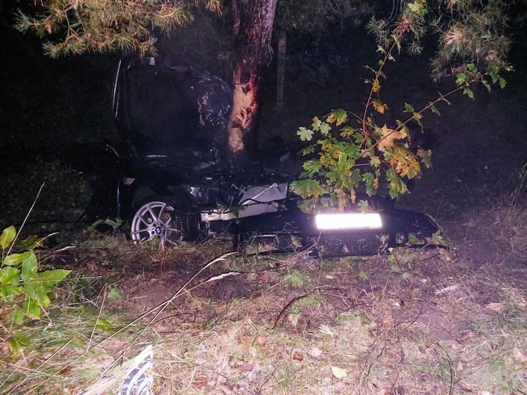 В Светлогорске BMW разорвало на части от удара в дерево. Погибли два парня
