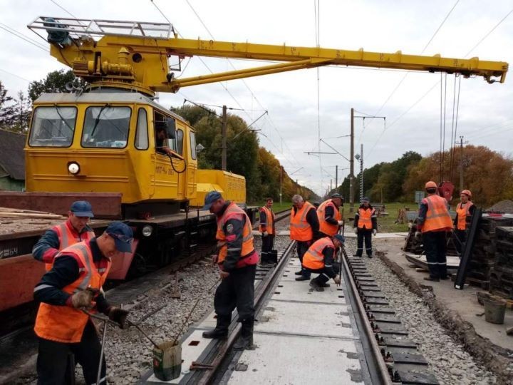 Как в Березе ремонтировали ж/д переезд