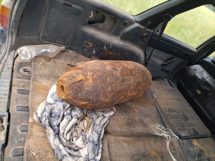В Брестской области грибник нашел авиабомбу и привез в багажнике авто домой (Появились фото)