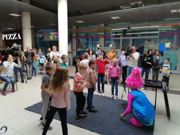 В Бресте к новому учебному году дарили улыбки детям