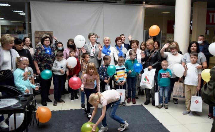 В Бресте к новому учебному году дарили улыбки детям