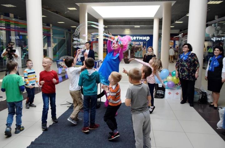 В Бресте к новому учебному году дарили улыбки детям