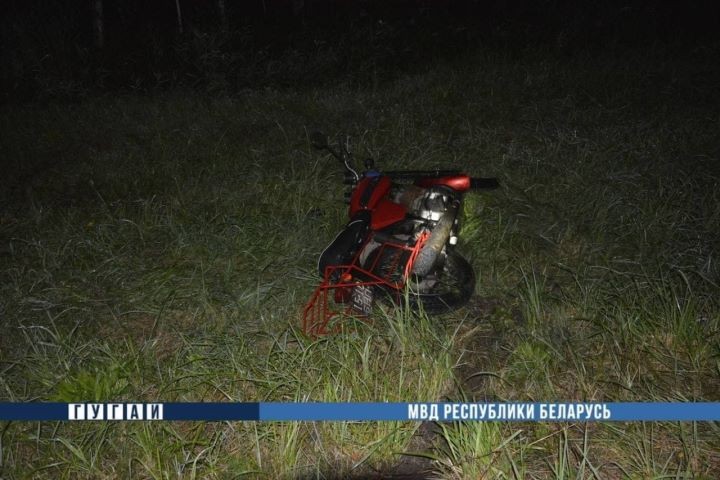 В Лунинецком районе пьяный бесправник на мотоцикле врезался в легковушку