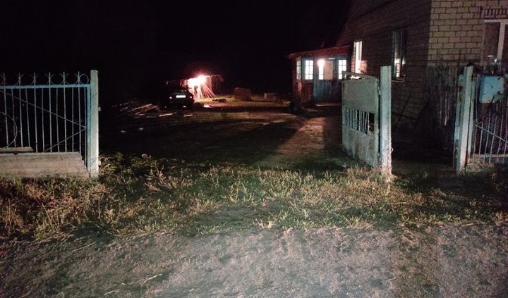 Нетрезвая женщина на машине въехала во двор соседки и насмерть сбила ее. Случай в Брестской области