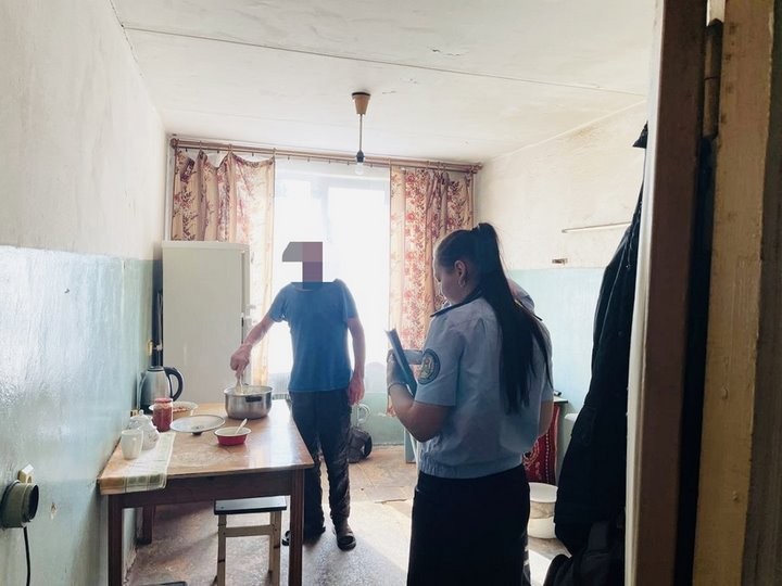 Инспекторы внезапно пришли домой к водителям, забывшим заплатить штраф, и арестовали их имущество