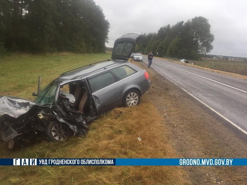 В Беларуси 19-летняя девушка на Audi выехала на встречную и столкнулась с Volkswagen, водитель этой машины в реанимации