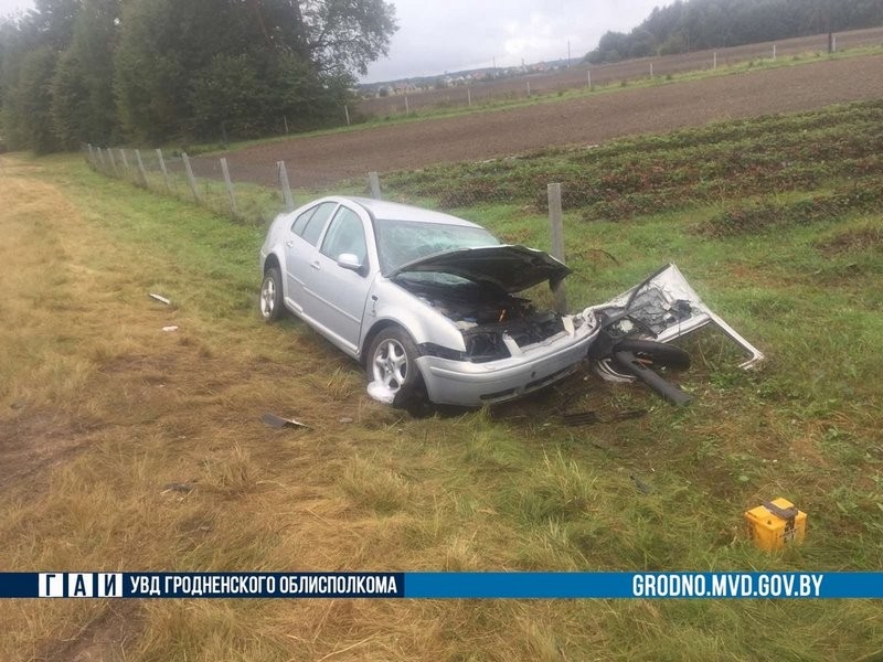 В Беларуси 19-летняя девушка на Audi выехала на встречную и столкнулась с Volkswagen, водитель этой машины в реанимации