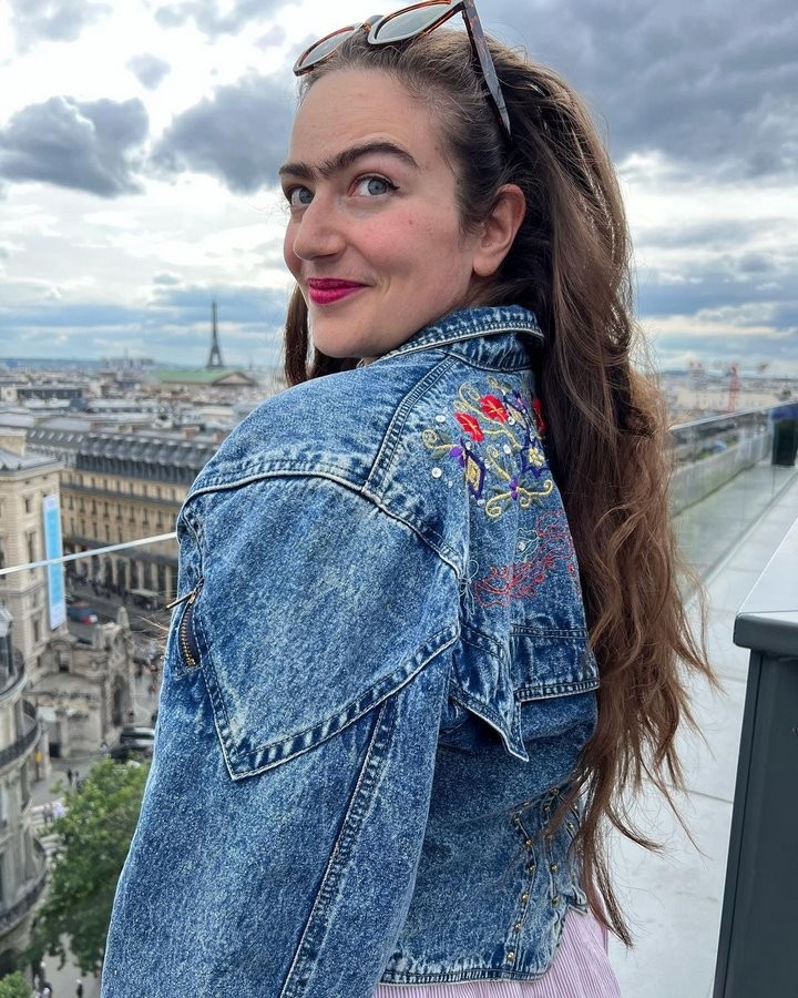 7 фото учительницы, которая отказывается сбривать волосы на лице