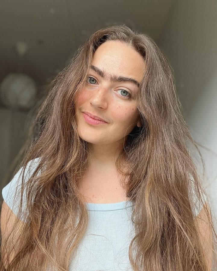 7 фото учительницы, которая отказывается сбривать волосы на лице