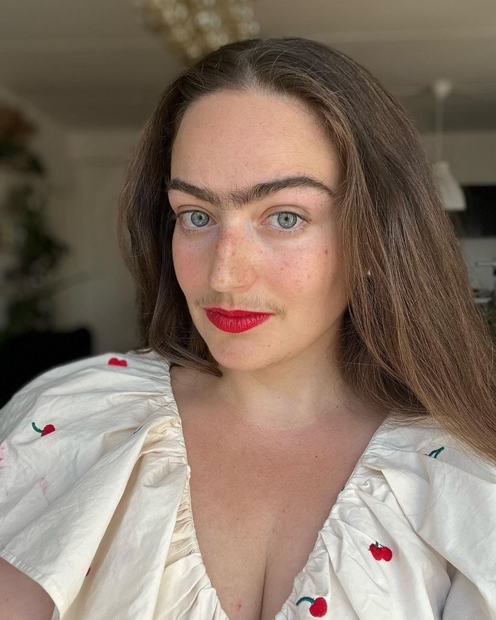 7 фото учительницы, которая отказывается сбривать волосы на лице