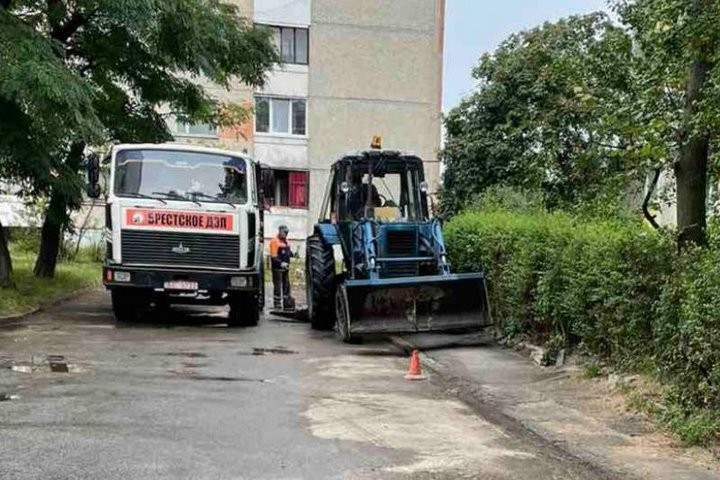 В Бресте продолжается благоустройство дворовых территорий