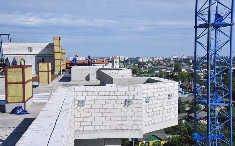 Посмотрели, как строится первый в Барановичах монолитный жилой дом