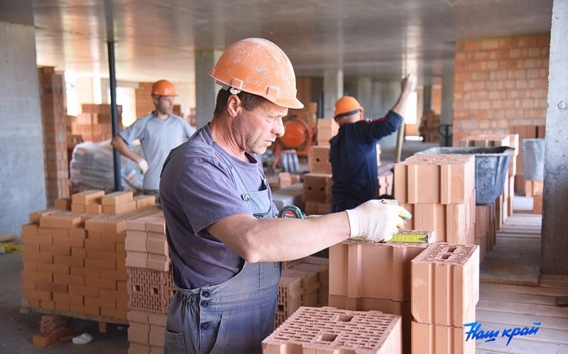 Посмотрели, как строится первый в Барановичах монолитный жилой дом