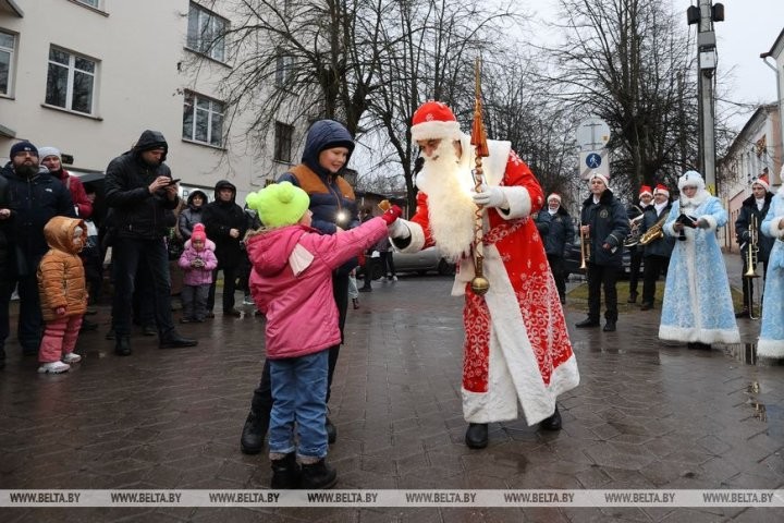 Праздничная церемония зажжения фонарей в Бресте прошла под аккомпанемент оркестра