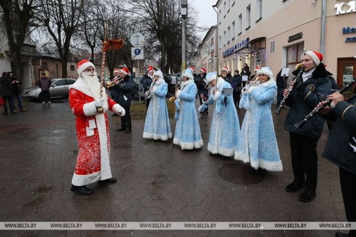 Праздничная церемония зажжения фонарей в Бресте прошла под аккомпанемент оркестра