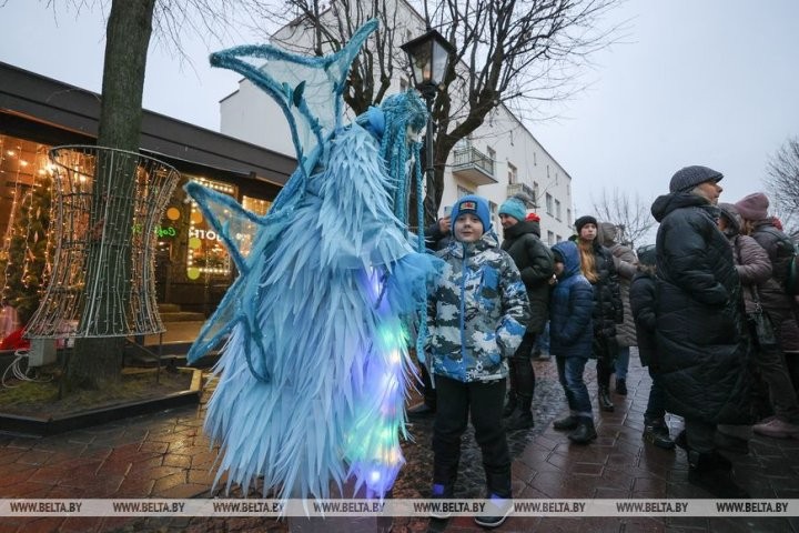 Праздничная церемония зажжения фонарей в Бресте прошла под аккомпанемент оркестра