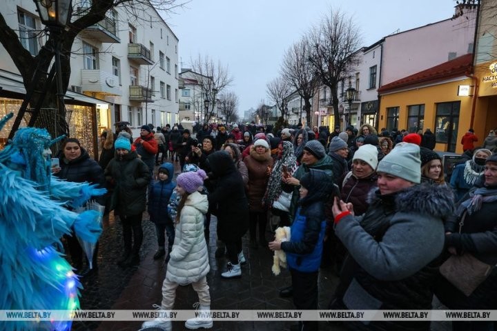 Праздничная церемония зажжения фонарей в Бресте прошла под аккомпанемент оркестра