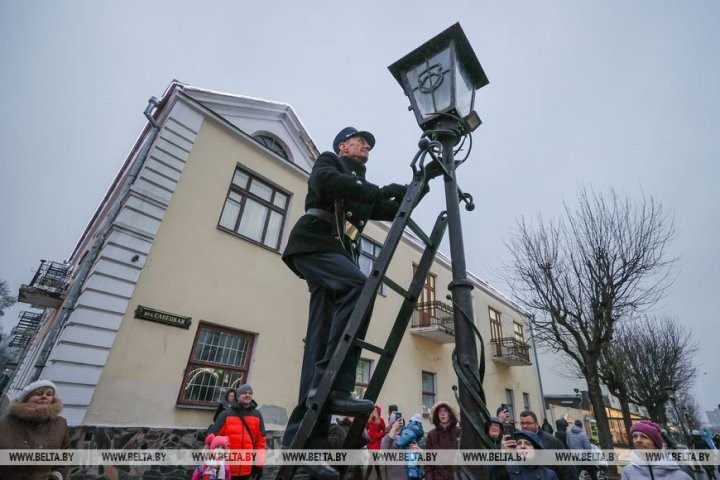 Праздничная церемония зажжения фонарей в Бресте прошла под аккомпанемент оркестра
