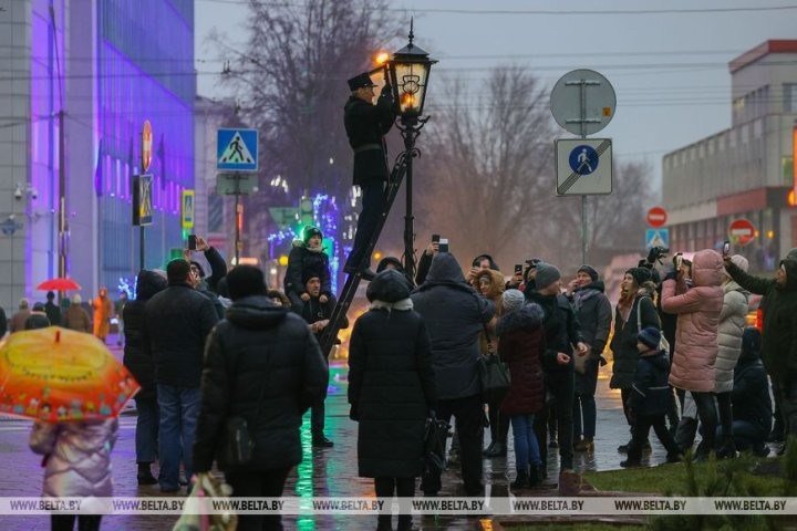 Праздничная церемония зажжения фонарей в Бресте прошла под аккомпанемент оркестра