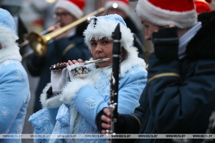 Праздничная церемония зажжения фонарей в Бресте прошла под аккомпанемент оркестра