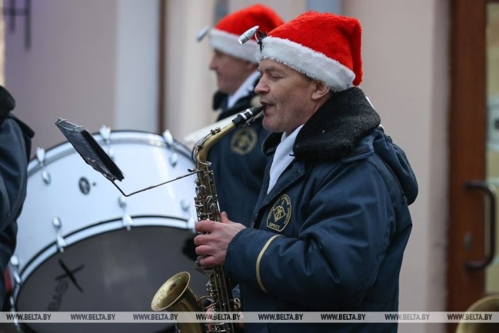 Праздничная церемония зажжения фонарей в Бресте прошла под аккомпанемент оркестра