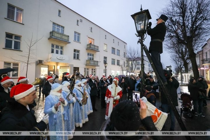 Праздничная церемония зажжения фонарей в Бресте прошла под аккомпанемент оркестра