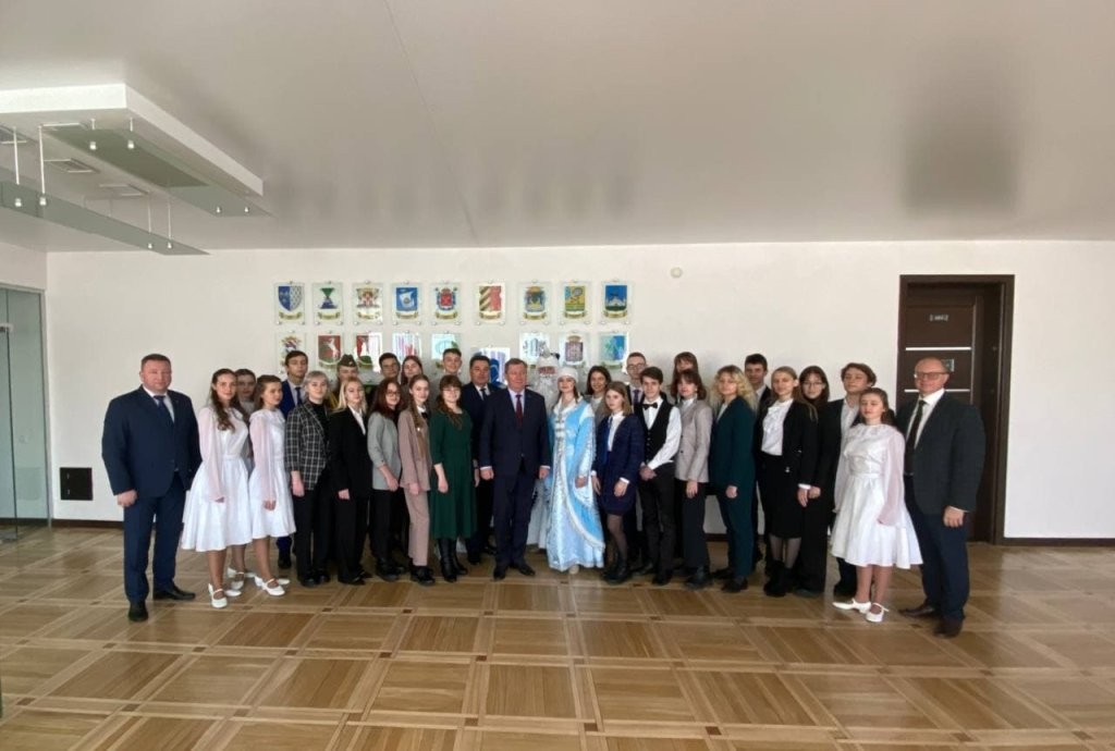 Одаренным учащимся Бреста вручили сертификаты на покупки и сладости