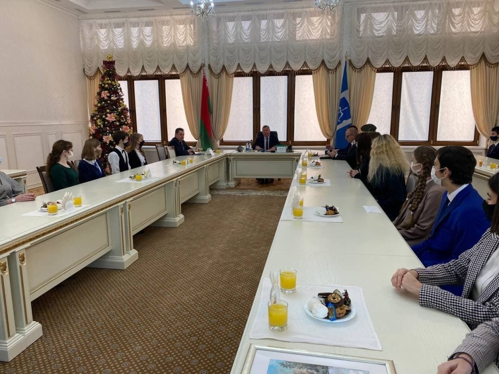 Одаренным учащимся Бреста вручили сертификаты на покупки и сладости