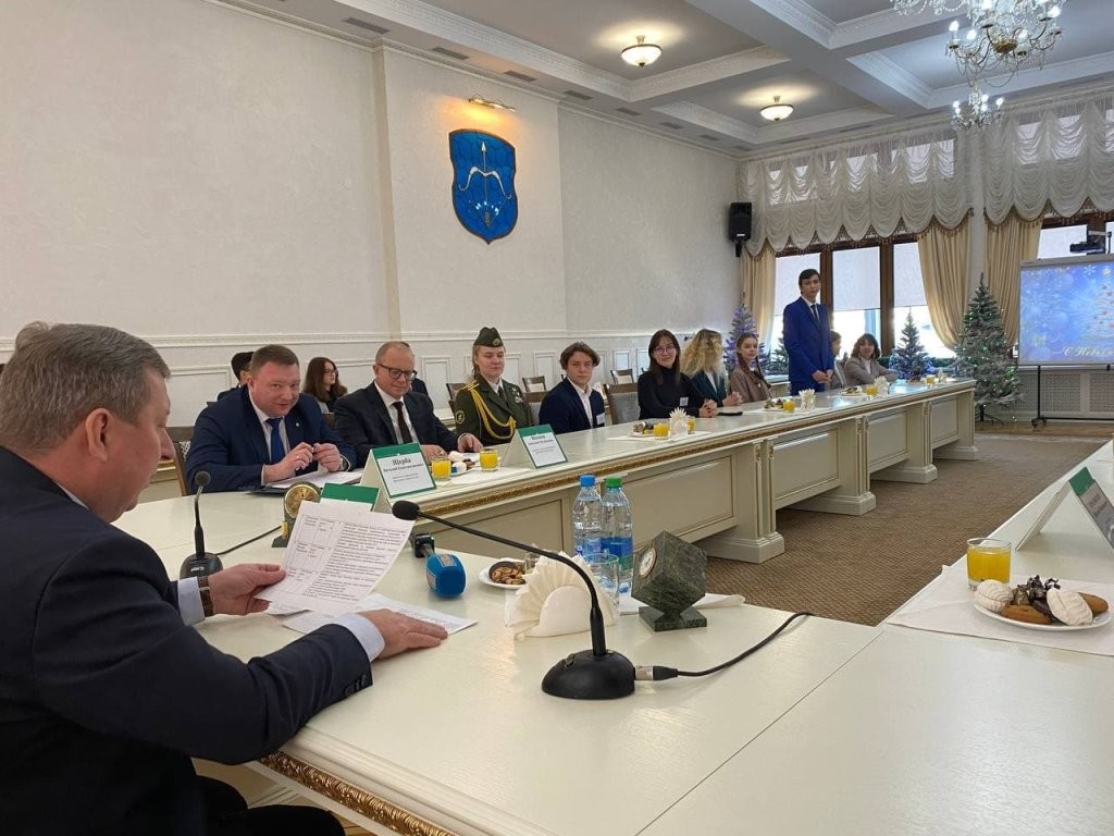 Одаренным учащимся Бреста вручили сертификаты на покупки и сладости