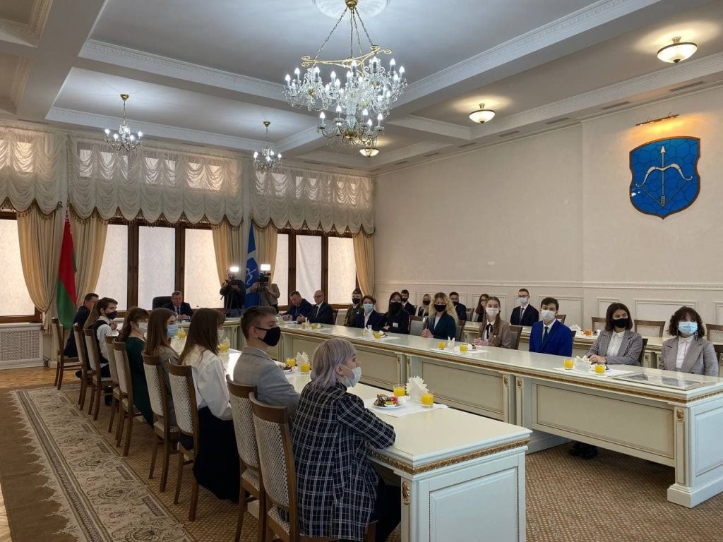 Одаренным учащимся Бреста вручили сертификаты на покупки и сладости
