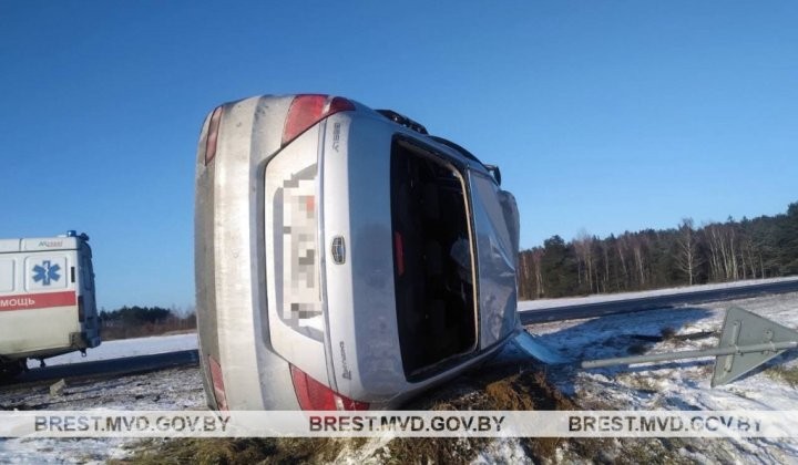 Большегруз и легковушка столкнулись под Пинском