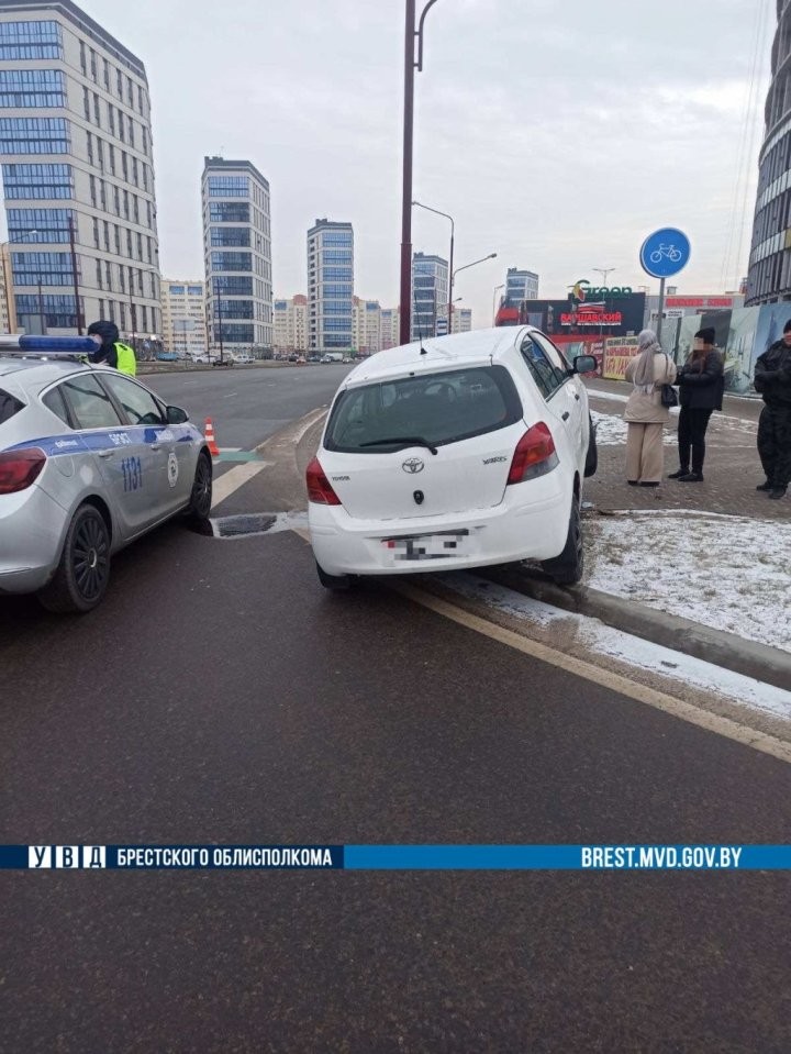 В Бресте 20-летняя автоледи «уложила» светофор