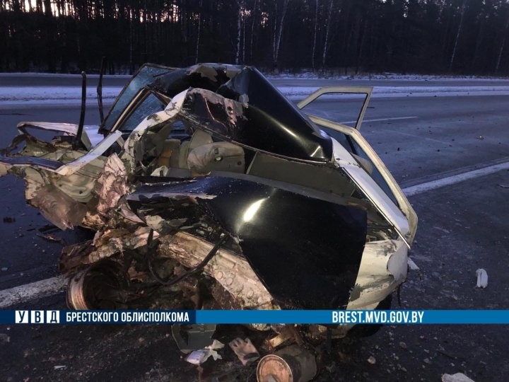 Страшная авария произошла в Брестской области. Водитель легковушки скончался на месте происшествия