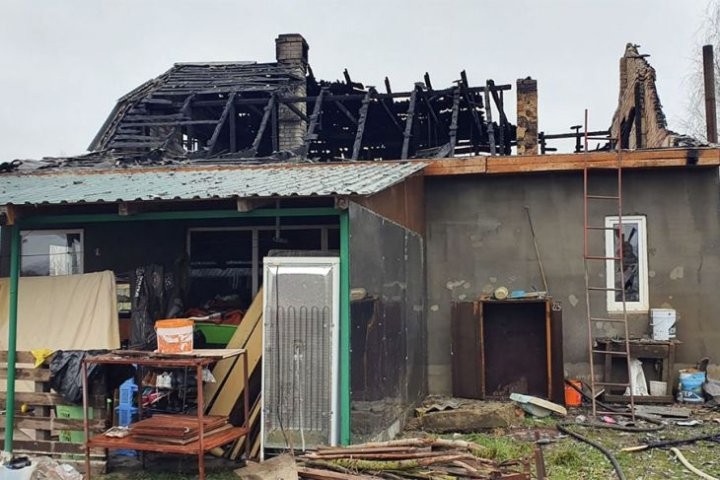 Многодетная семья из д. Луцевичи Кобринского района в результате пожара осталась без крова. Нужна помощь