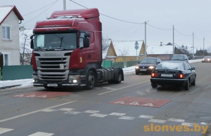 В Слониме появилась первая «берлинская подушка» — альтернатива «лежачему полицейскому»