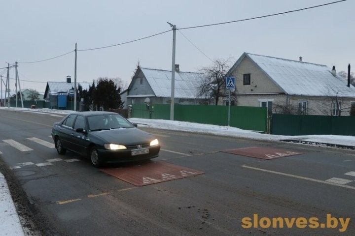 В Слониме появилась первая «берлинская подушка» — альтернатива «лежачему полицейскому»