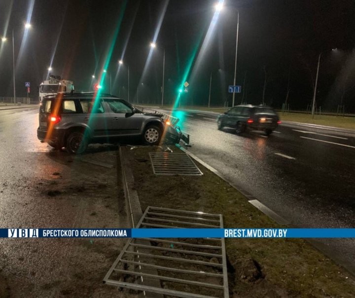 В Бресте автоледи не справилась с управлением и наехала на заборное ограждение