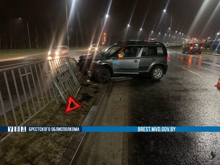 В Бресте автоледи не справилась с управлением и наехала на заборное ограждение