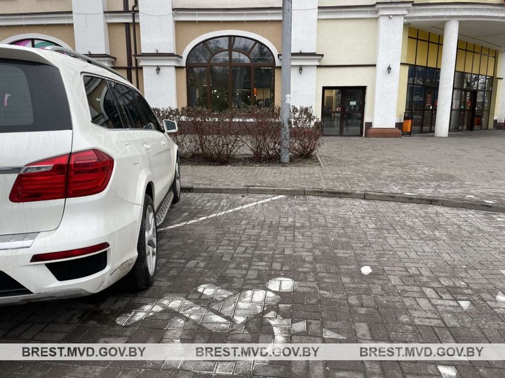 ГАИ: желтая наклейка не дает право парковаться в местах для инвалидов. Что еще нужно?