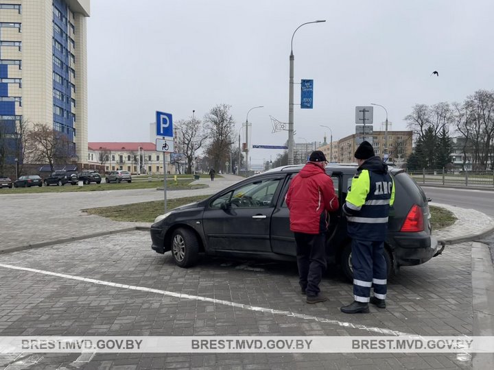 ГАИ: желтая наклейка не дает право парковаться в местах для инвалидов. Что еще нужно?