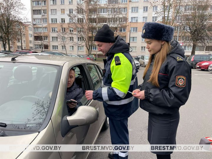 ГАИ: желтая наклейка не дает право парковаться в местах для инвалидов. Что еще нужно?