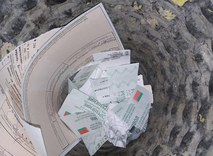 Фотофакт: водители массово выбрасывают «дазволы» на станциях техосмотра. Почему?